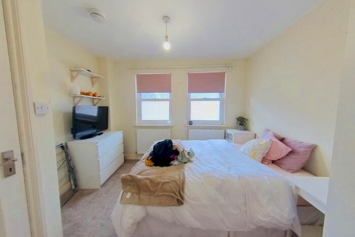 3 Bedroom Flat To Rent In Garratt Lane, Wandsworth SW18
