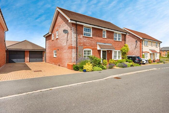 4 Bedroom Detached House For Sale In Lummas Mead, Chinnor, OX39
