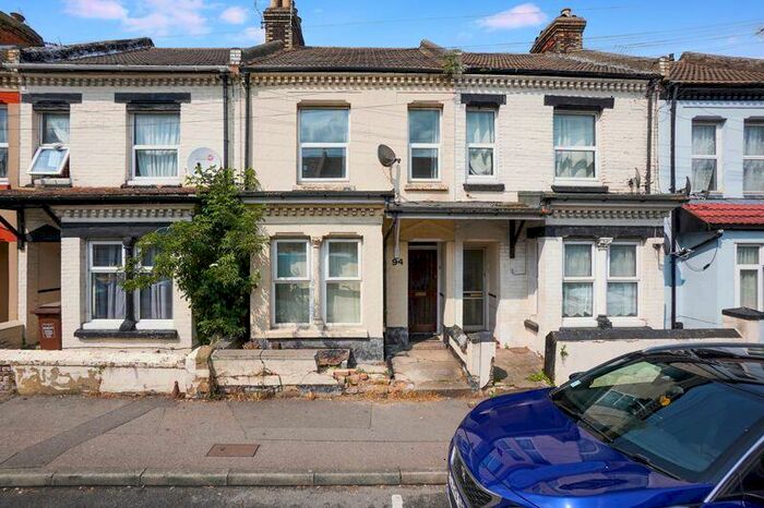 1 Bedroom Flat To Rent In Balmoral Road, Gillingham, ME7