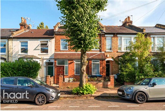 3 Bedroom Apartment To Rent In Top Floor Flat Russell Road, London, N13