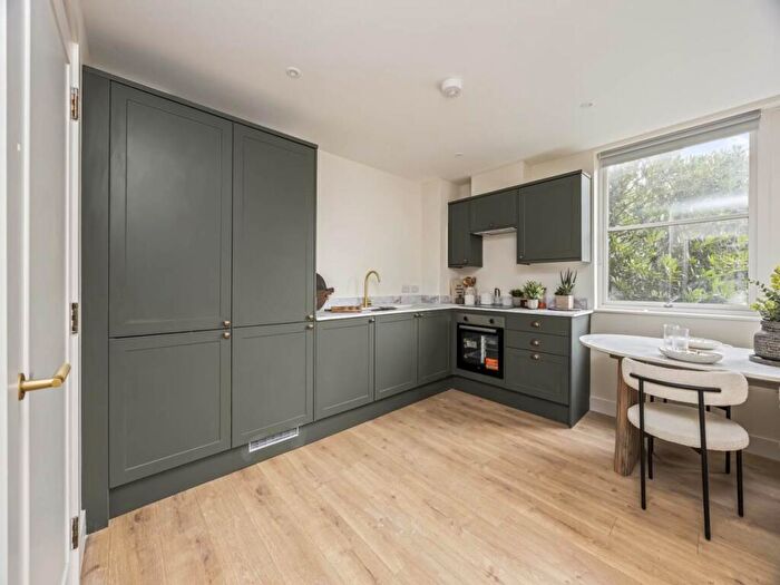 2 Bedroom Flat To Rent In High Street, Worthing, West Sussex, BN11