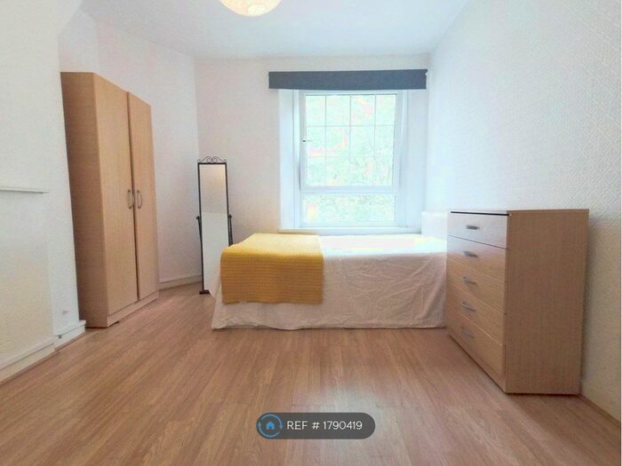 3 Bedroom Flat To Rent In Bodeney House, London, SE5