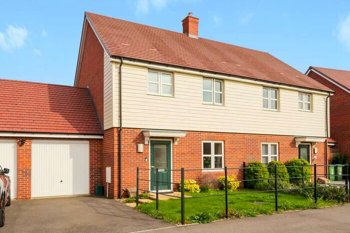 3 Bedroom Semi-Detached House To Rent In Berryfields, Aylesbury, HP18
