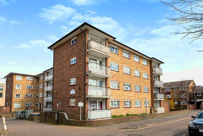 2 Bedroom Flat To Rent In Queen Street, Gravesend, Kent, DA12