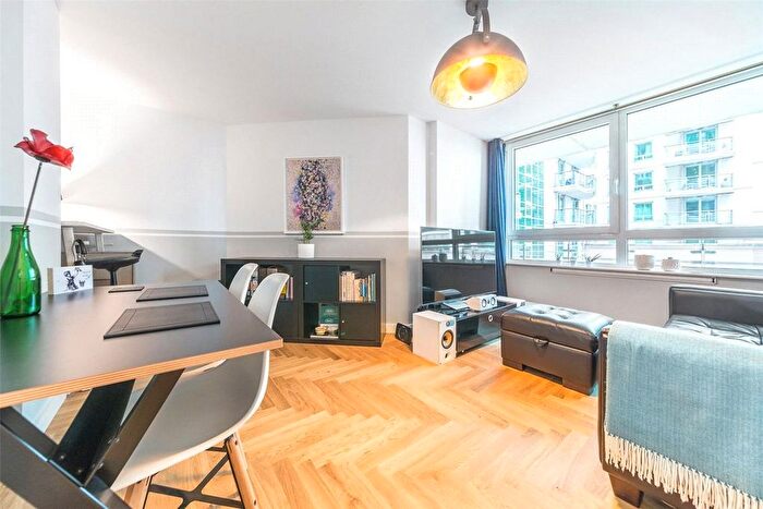 1 Bedroom Flat For Sale In Hanover House, Nine Elms, SW8