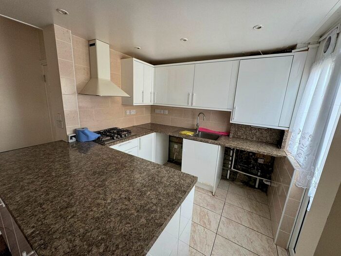 3 Bedroom End Of Terrace House To Rent In Marlow Road, Southall, UB2
