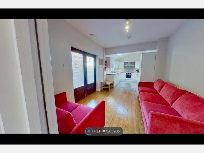 7 Bedroom Semi-Detached House To Rent In Bute Avenue, Nottingham, NG7