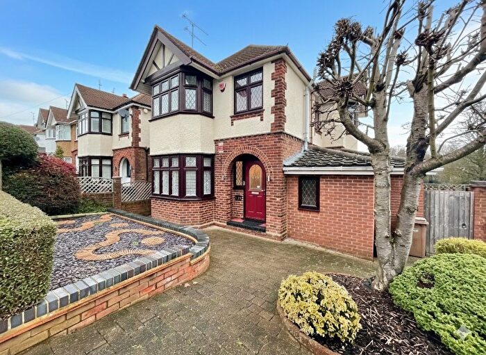 3 Bedroom Detached House For Sale In Walcot Avenue, Luton, Bedfordshire, LU2