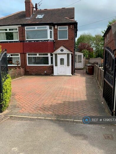 4 Bedroom Semi-Detached House To Rent In Pendas Way, Leeds, LS15