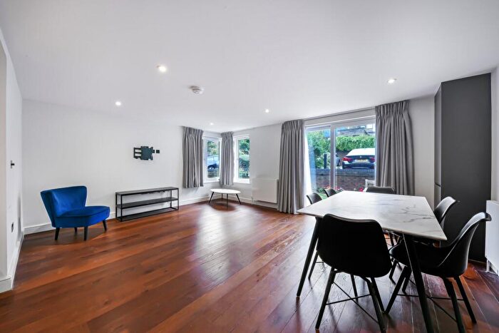 2 Bedroom Flat To Rent In Oakview Lodge, Beechcroft Avenue, NW11