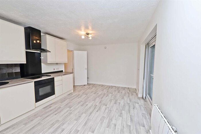 1 Bedroom Studio For Sale In Betjeman Court, Bentinck Road, Yiewsley, West Drayton, UB7