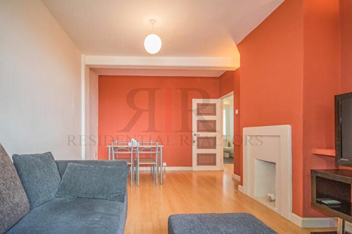 3 Bedroom Maisonette To Rent In Gaitskell House, SE17