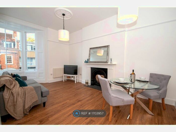 2 Bedroom Flat To Rent In High Street Alton, Alton, GU34