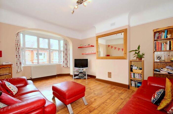 3 Bedroom Flat To Rent In Barrow Road, London SW16