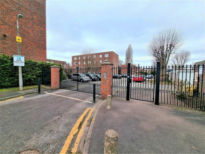 2 Bedroom Flat To Rent In Broadmeads, Ware SG12