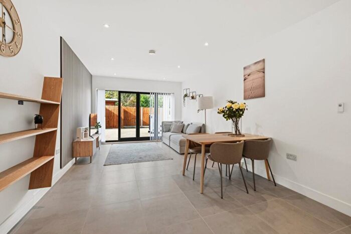 3 Bedroom Apartment For Sale In Ashley Road, Walton-on-Thames, KT12