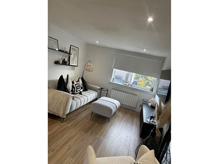 2 Bedroom Flat To Rent In Craigievar Square, Edinburgh, EH12