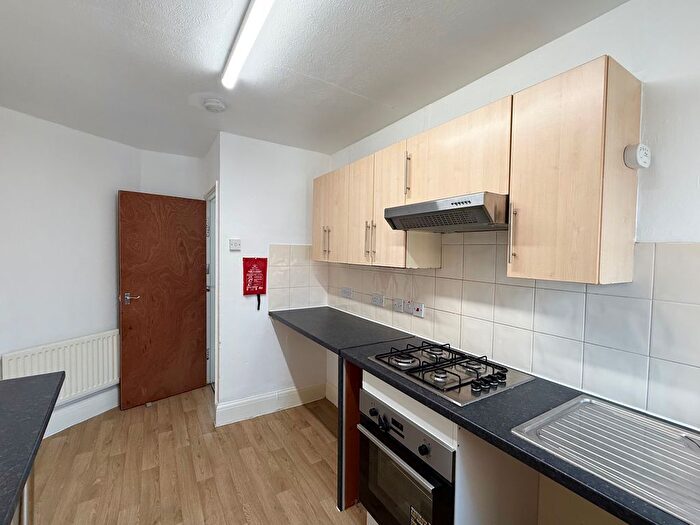 2 Bedroom Flat To Rent In Hoe Lane, Enfield, EN3