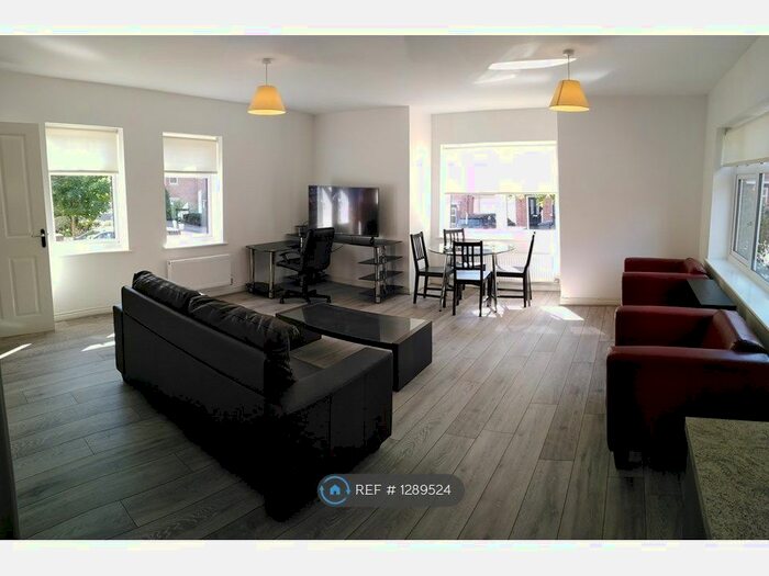 1 Bedroom Flat To Rent In Sandhills Lane, Virginia Water GU25