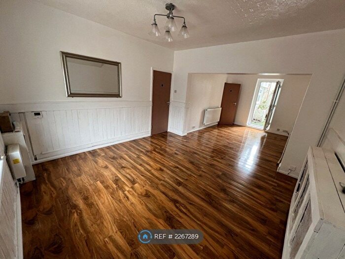 5 Bedroom Terraced House To Rent In Commercial Road, Weymouth, DT4