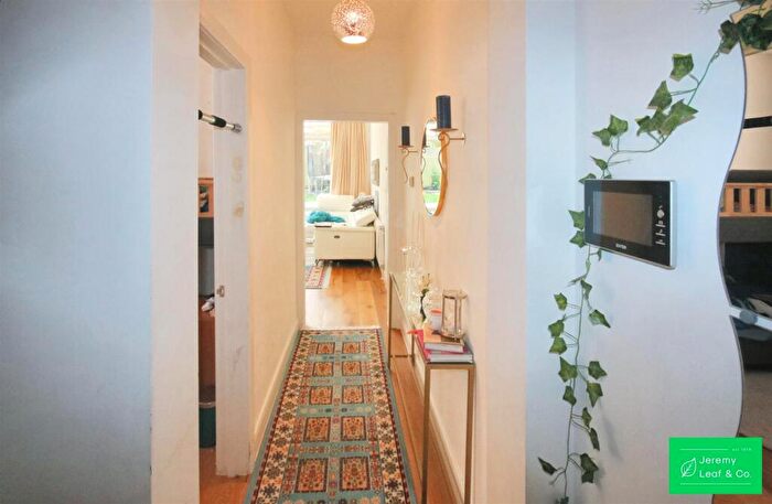 2 Bedroom Apartment For Sale In Grove Avenue, London, N3