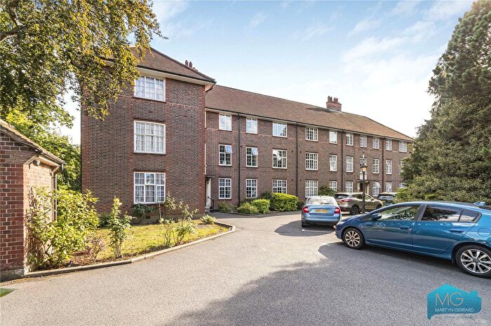 2 Bedroom Flat For Sale In The Green, London, N14