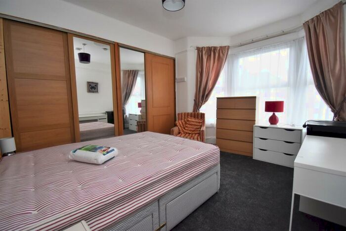 5 Bedroom Flat To Rent In Hazelbank Road London, SE6