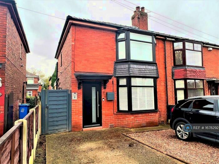 3 Bedroom Semi-Detached House To Rent In Chaucer Avenue, Droylsden, Manchester, M43