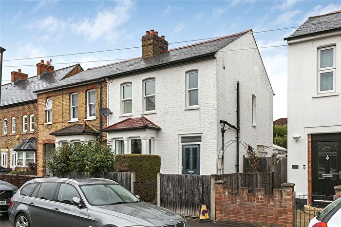 3 Bedroom Semi-Detached House For Sale In Hounslow Avenue, Hounslow, TW3