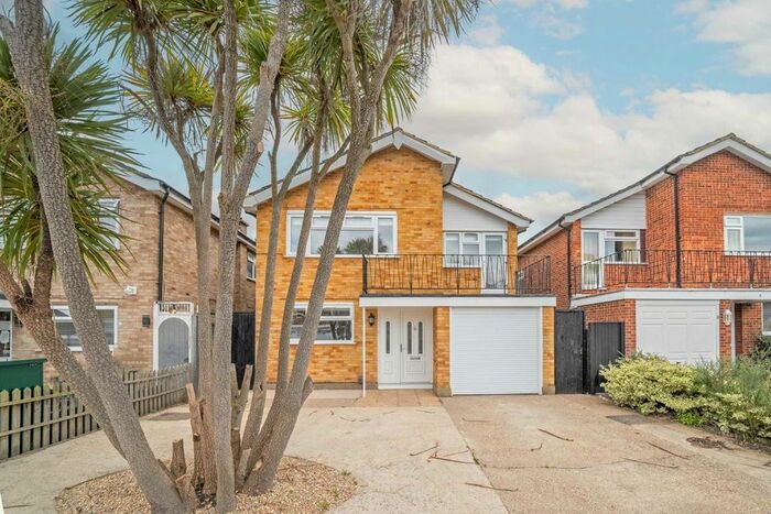 4 Bedroom Detached House To Rent In Mandeville Drive, Surbiton, KT6