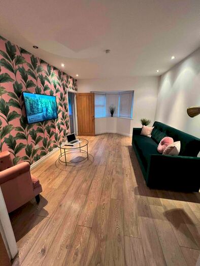 3 Bedroom Flat To Rent In Park Lane, Salford, M6