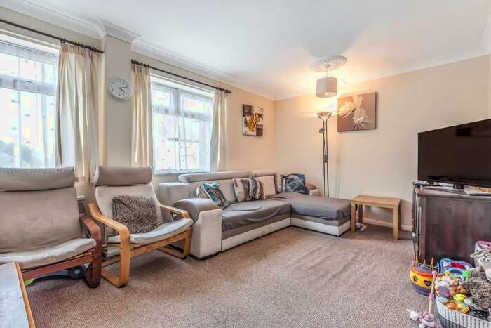 4 Bedroom Semi-Detached House To Rent In Newbury, Berkshire, RG14