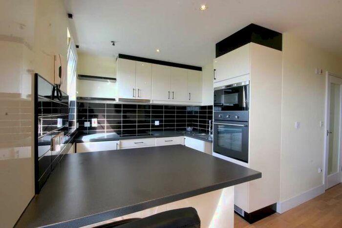 1 Bedroom Studio Flat To Rent In Porchester Mead, Beckenham, BR3