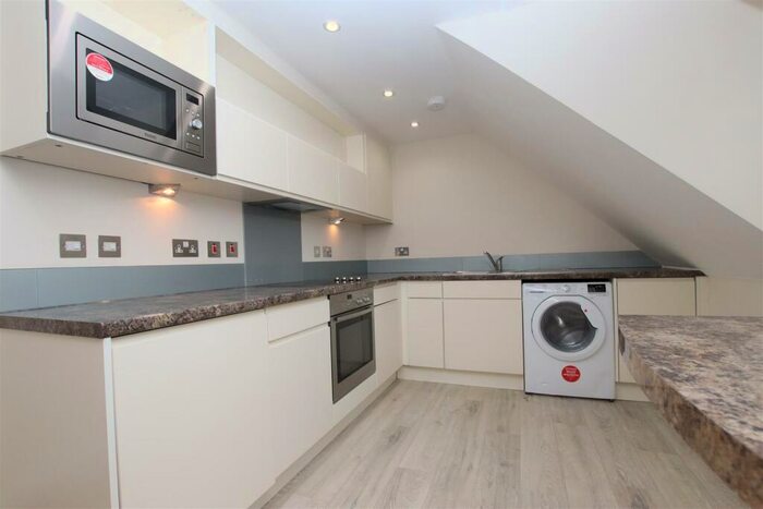 2 Bedroom Flat To Rent In Windsor Castle, Upper Bristol Road, Bath, BA1
