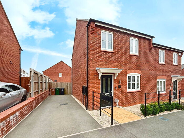3 Bedroom Semi-Detached House For Sale In Stirling Road, Midway, DE11