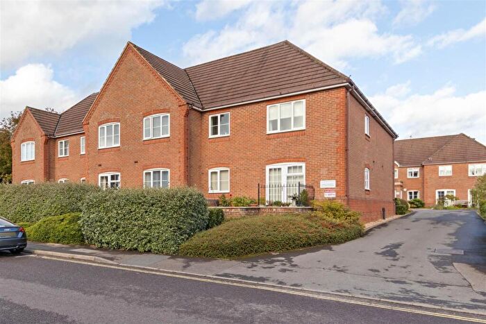2 Bedroom Flat For Sale In Cremorne Place, Petersfield, GU32