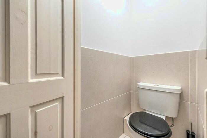 3 Bedroom Flat To Rent In Forsyth House, Tachbrook Street, Pimlico, London, SW1V