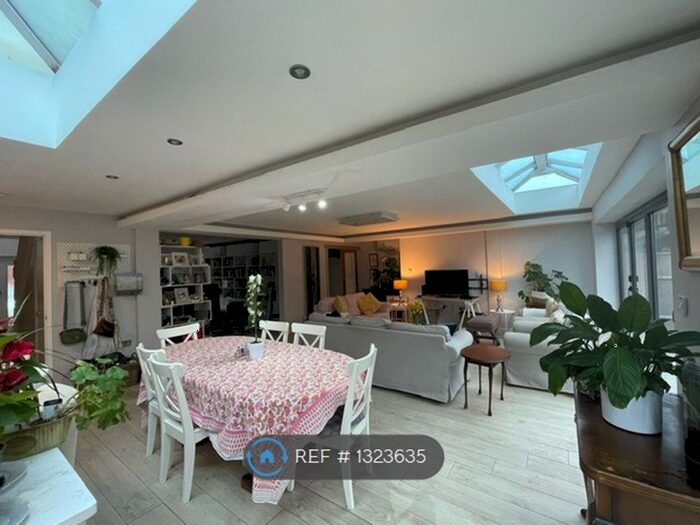 4 Bedroom Detached House To Rent In Riding Way, Wokingham, RG41