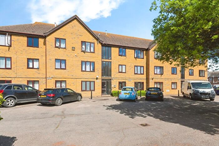1 Bedroom Flat For Sale In Warwick Road, Clacton-on-Sea, Essex, CO15