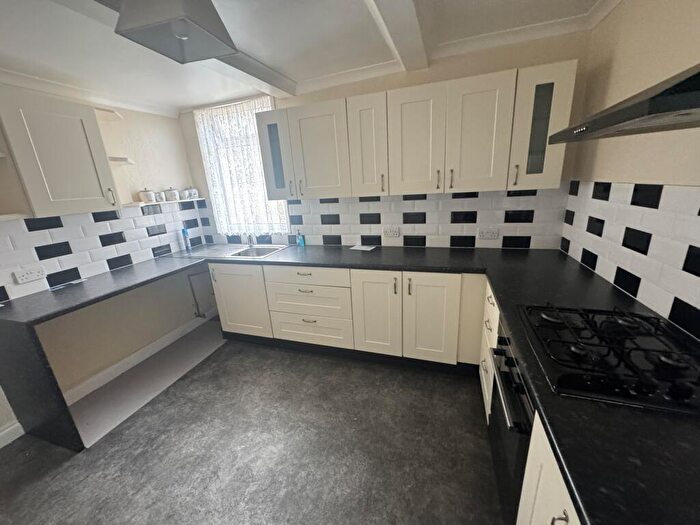 3 Bedroom Flat To Rent In Clifton Street, PL4