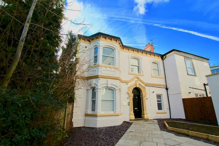 2 Bedroom Apartment To Rent In Bed, Shower Room!! Park Suites, Waverley Street, NG7