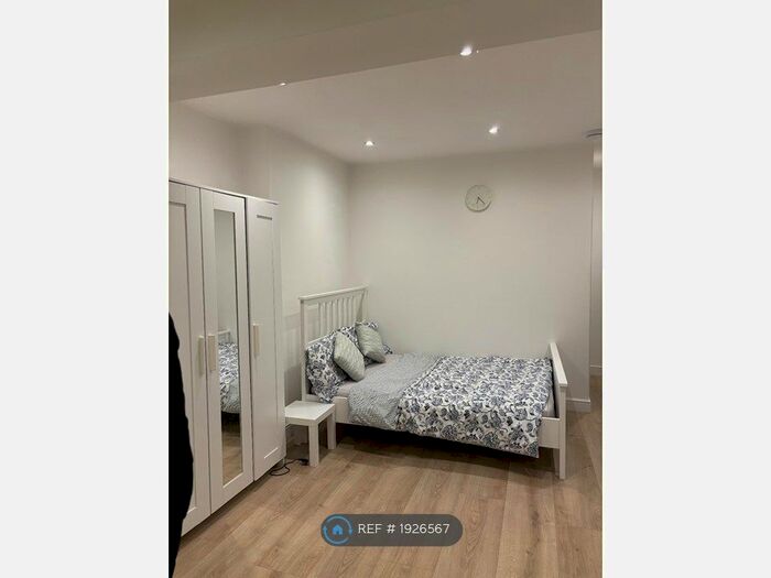 1 Bedroom Flat To Rent In Steventon Road, London, W12