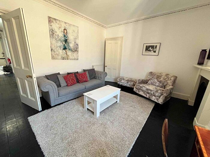 3 Bedroom Flat To Rent In George Iv Bridge, Edinburgh, EH1