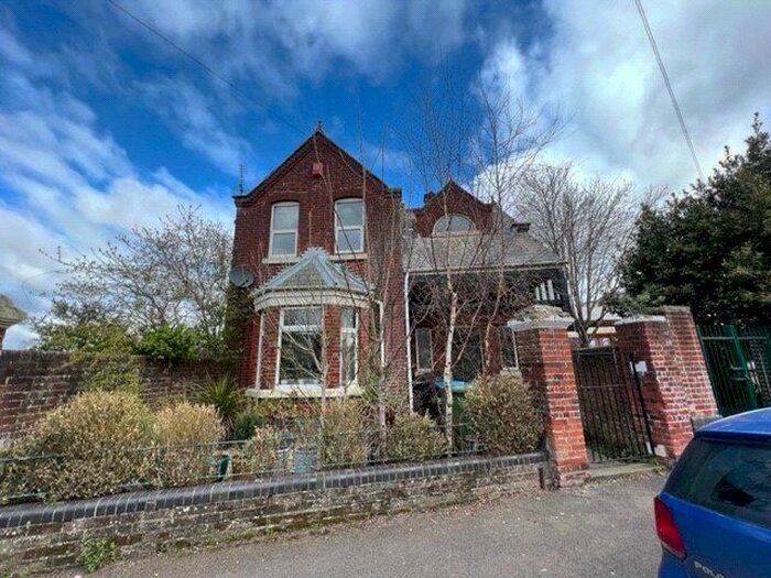 3 Bedroom Detached House To Rent In River View Road, Southampton, Hampshire, SO18