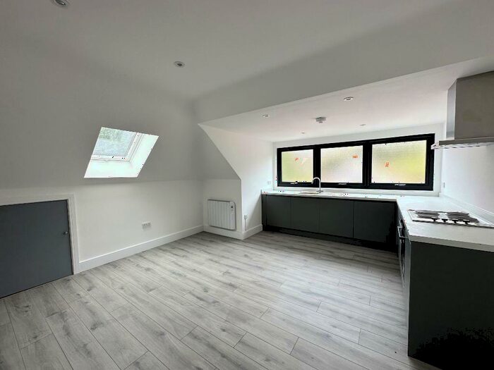 2 Bedroom Flat For Sale In Whyteleafe Hill, Whyteleafe, CR3