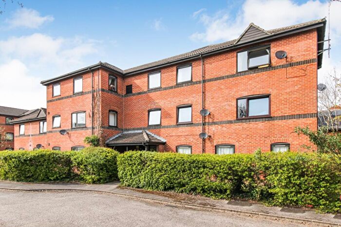 2 Bedroom Apartment For Sale In Wetherby Gardens, Farnborough, GU14