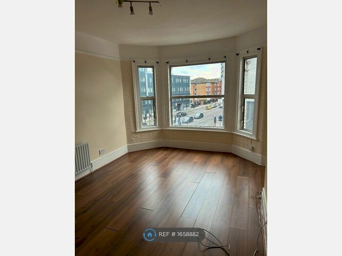 2 Bedroom Flat To Rent In High Road, London, N12