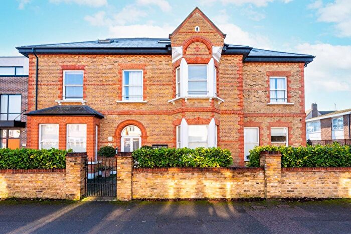 2 Bedroom Flat For Sale In Lime Grove, New Malden, KT3