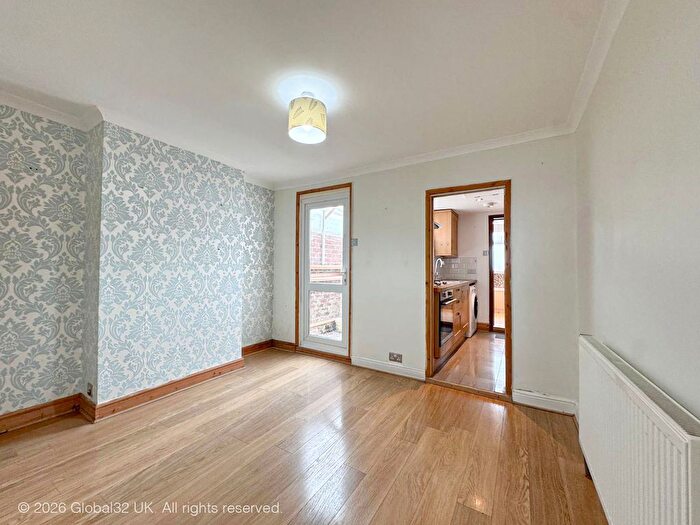 2 Bedroom Terraced House For Sale In Foxhill Road, Reading, RG1