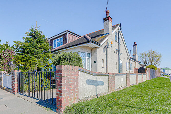 4 Bedroom Chalet For Sale In Weybourne Gardens, Southend-on-sea, SS2